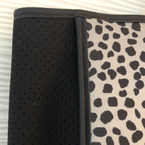 NWT Shiraleah Chicago neoprene black animal print tote w/ pink/orange stripes. - Picture 9 of 10